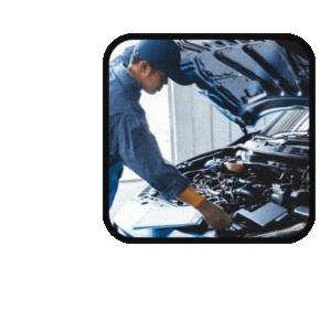 Mecánico revisando un motor de carro estándar