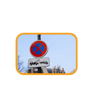 señal de tráfico de prohibido estacionar y parar, con un panel adicional que indica que los vehículos infractores pueden ser remolcados
