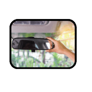 es una mano ajustando el espejo retrovisor interior de un coche