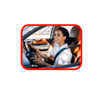mujer sonriendo mientras conduce un coche